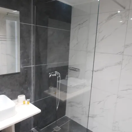 Frosini Gardens מלון 3*