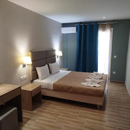 מלון Frosini Gardens 3*